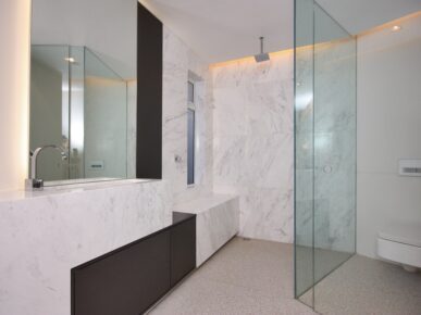 Ebb Tide The bathroom in the luxury 3 bedroom penthouse to rent in Camps Bay