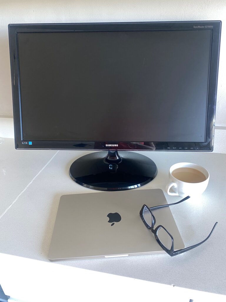 Apartments for Digital Nomads with 27 " computer screens and dedicated work space for remote work