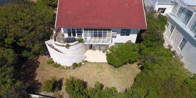 Self-catering studio apartment to rent in Camps Bay