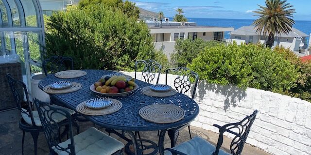 Holiday home to rent in Camps Bay near Bakoven beach