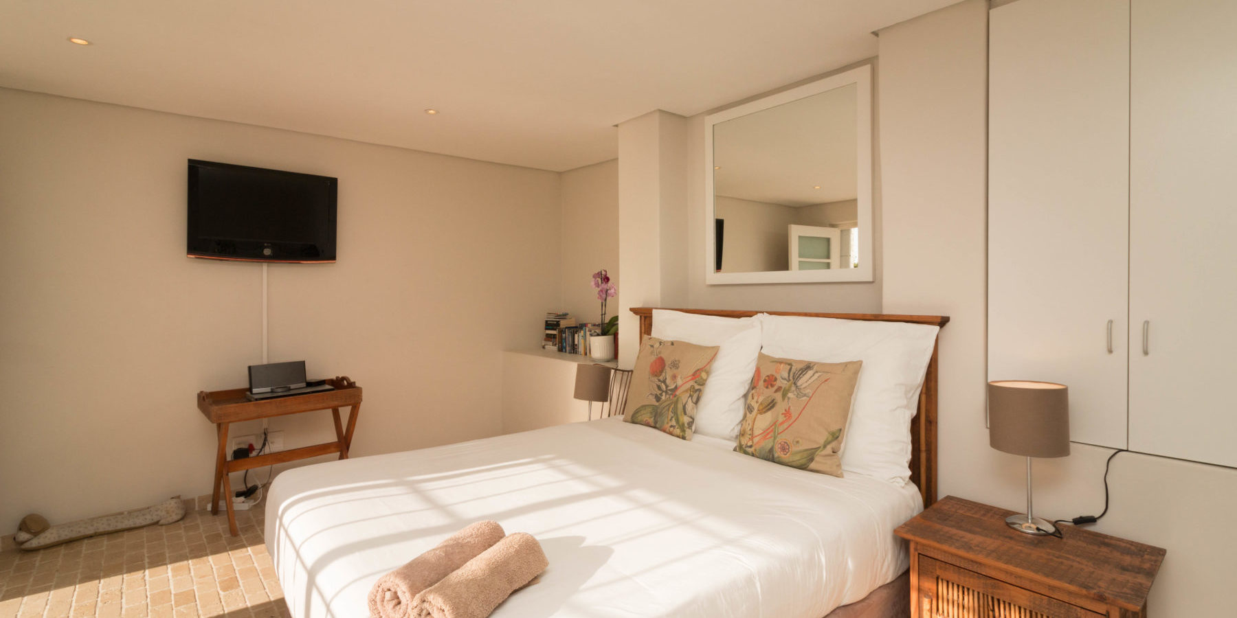 Self-catering studio apartment to rent in Camps Bay