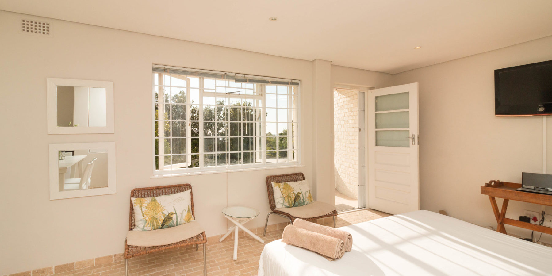Self-catering studio apartment to rent in Camps Bay