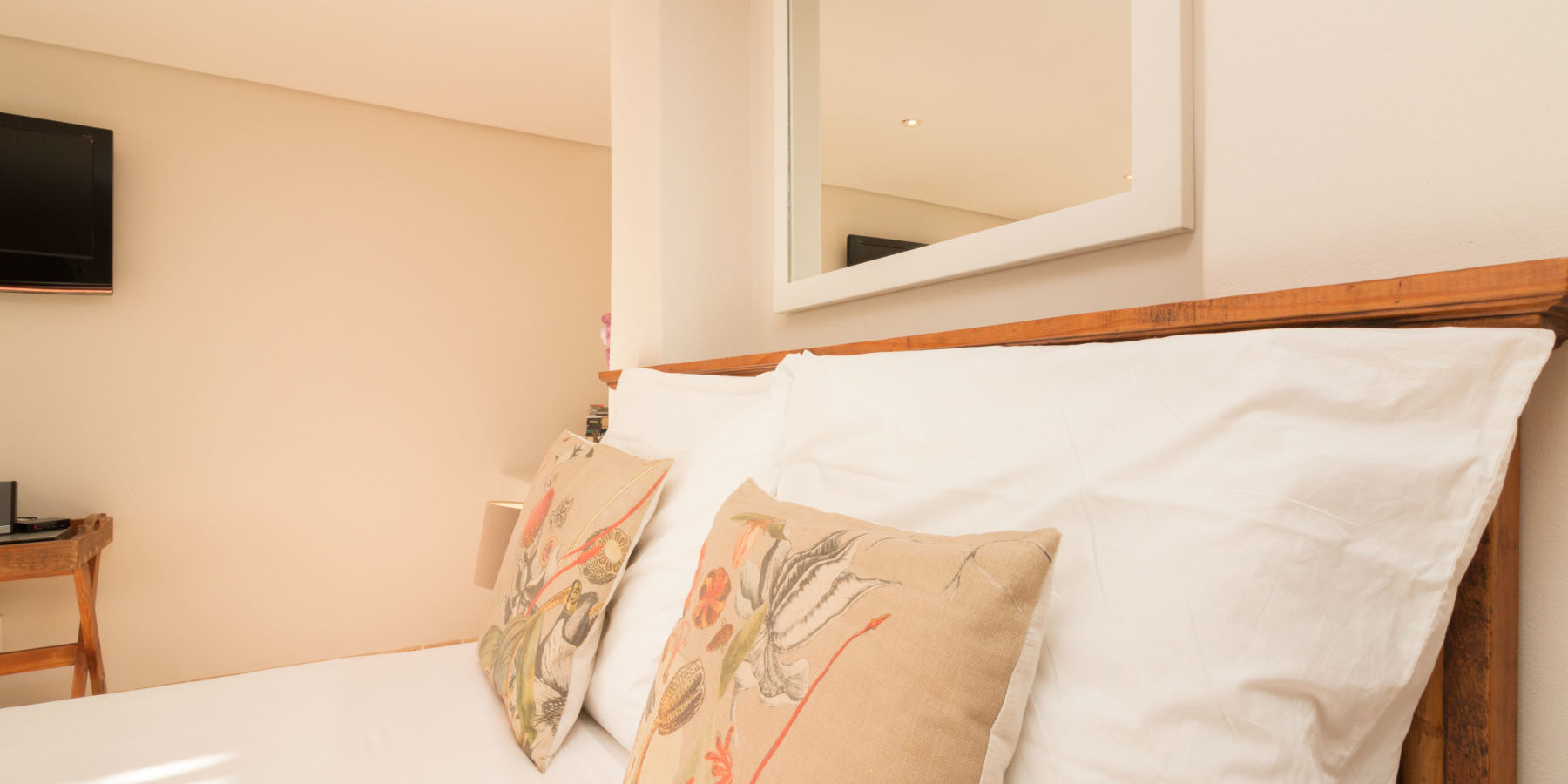 Self-catering studio apartment to rent in Camps Bay
