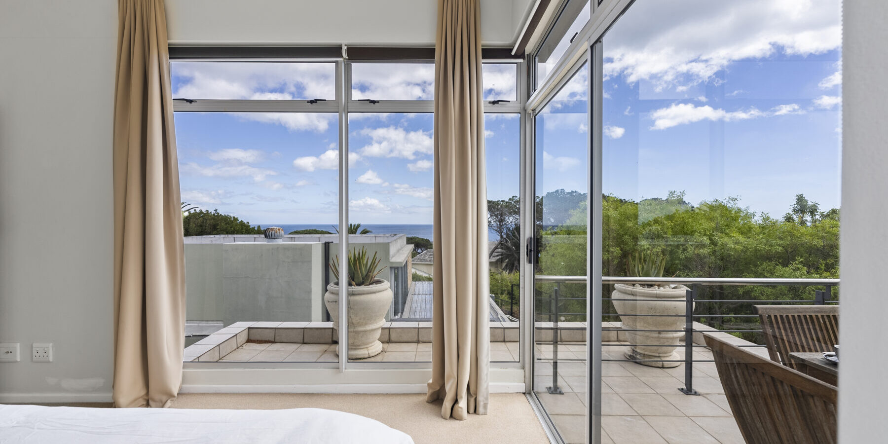 3 Bed townhouse to rent in Camps Bay, pool, garden, BBQ, garage, close to the beach