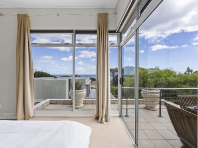 3 Bed townhouse to rent in Camps Bay, pool, garden, BBQ, garage, close to the beach