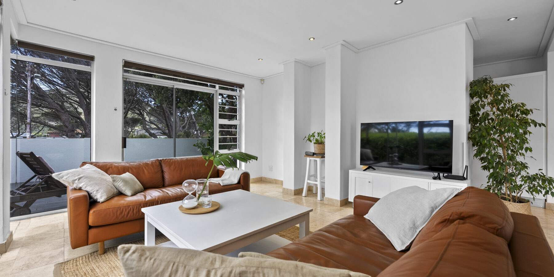 3 Bed townhouse to rent in Camps Bay, pool, garden, BBQ, garage, close to the beach