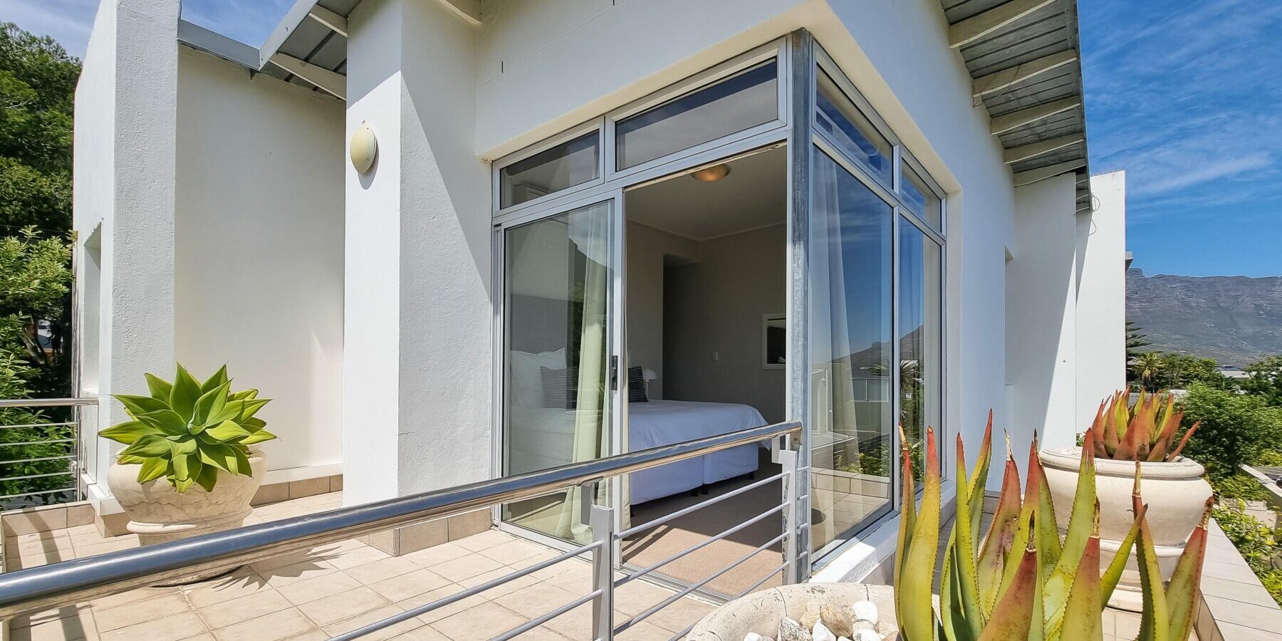 Camps Bay house to rent with private pool, close to the beach and green belt