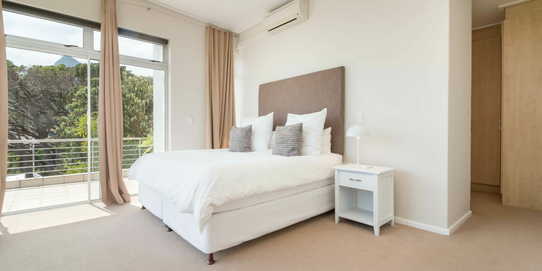 Camps Bay house to rent with private pool, close to the beach and green belt