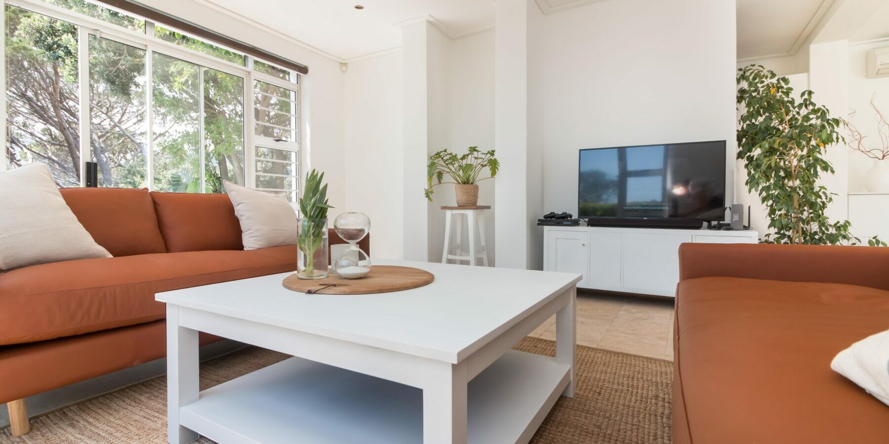 Camps Bay house to rent with private pool, close to the beach and green belt