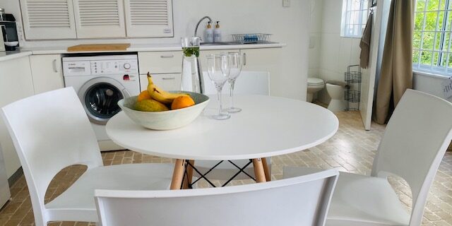 Studio apartment to rent in Bakoven Camps Bay with a patio, close to the beach, great for Digital Nomads