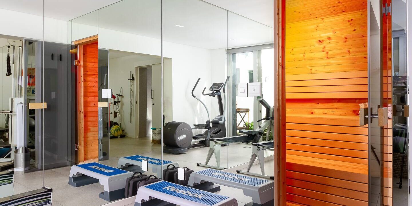 Large Luxury Camps Bay Villa to rent in Bakoven